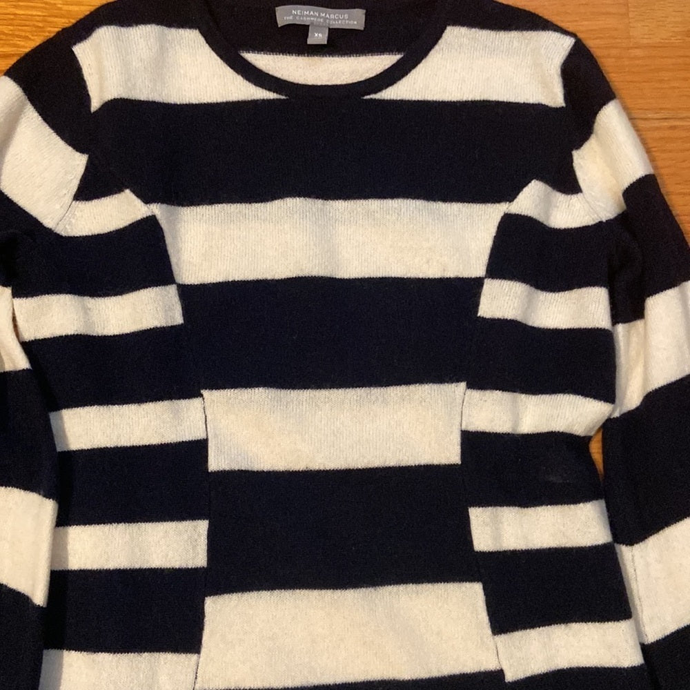 Women’s Neiman Marcus Cashmere Collection sweater. Black and white. Size XS