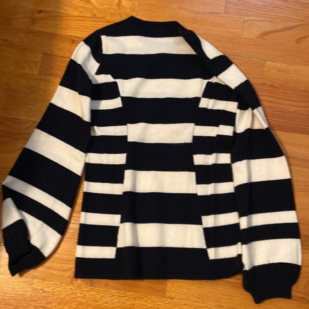 Women’s Neiman Marcus Cashmere Collection sweater. Black and white. Size XS