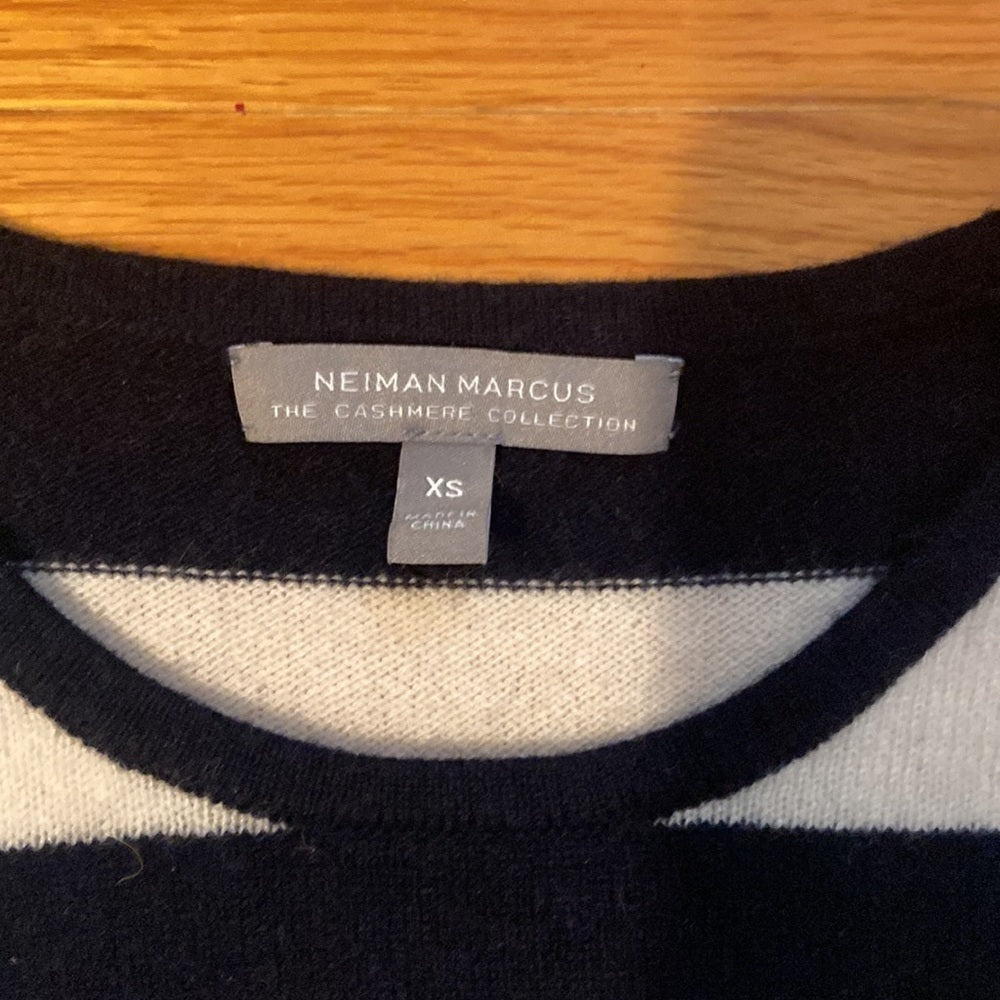 Women’s Neiman Marcus Cashmere Collection sweater. Black and white. Size XS