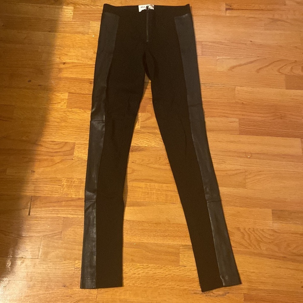 Women’s Alice + Olivia pants. Black. Size 2