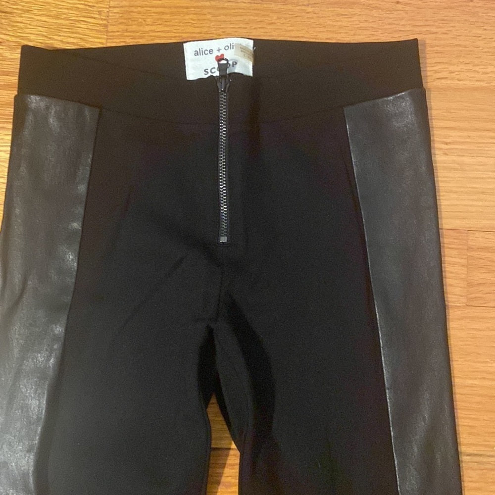 Women’s Alice + Olivia pants. Black. Size 2