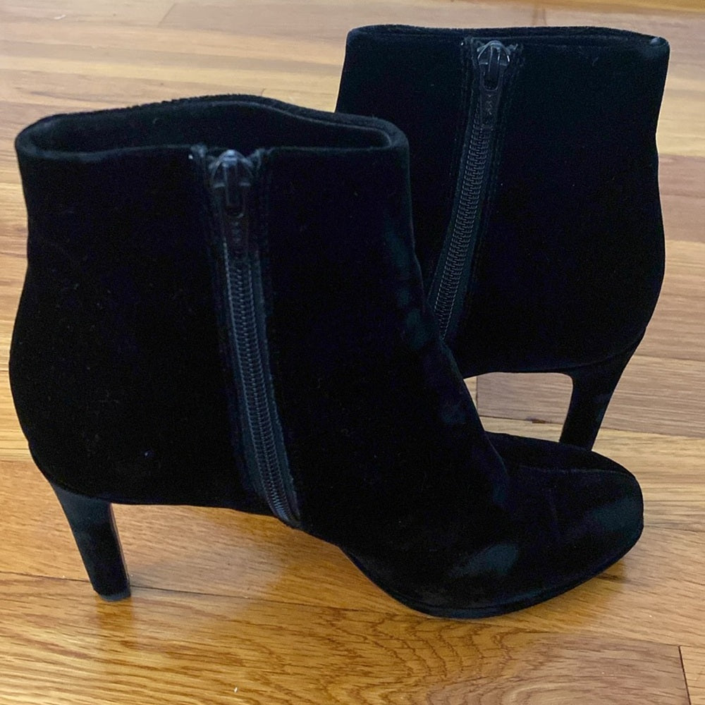 Hobbs Women’s Black Velvet Heeled Booties Size 37