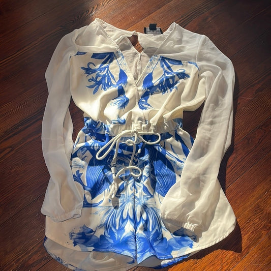 Style Stalker Women’s white and blue long sleeved romper Size XS