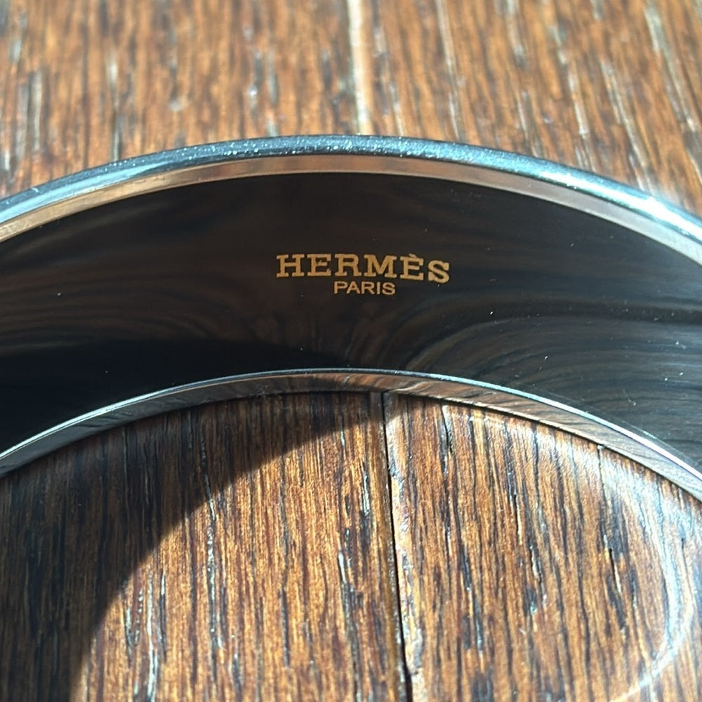 HERMÈS Grey and White Enamel Grand Apparat Wide Bangle Bracelet