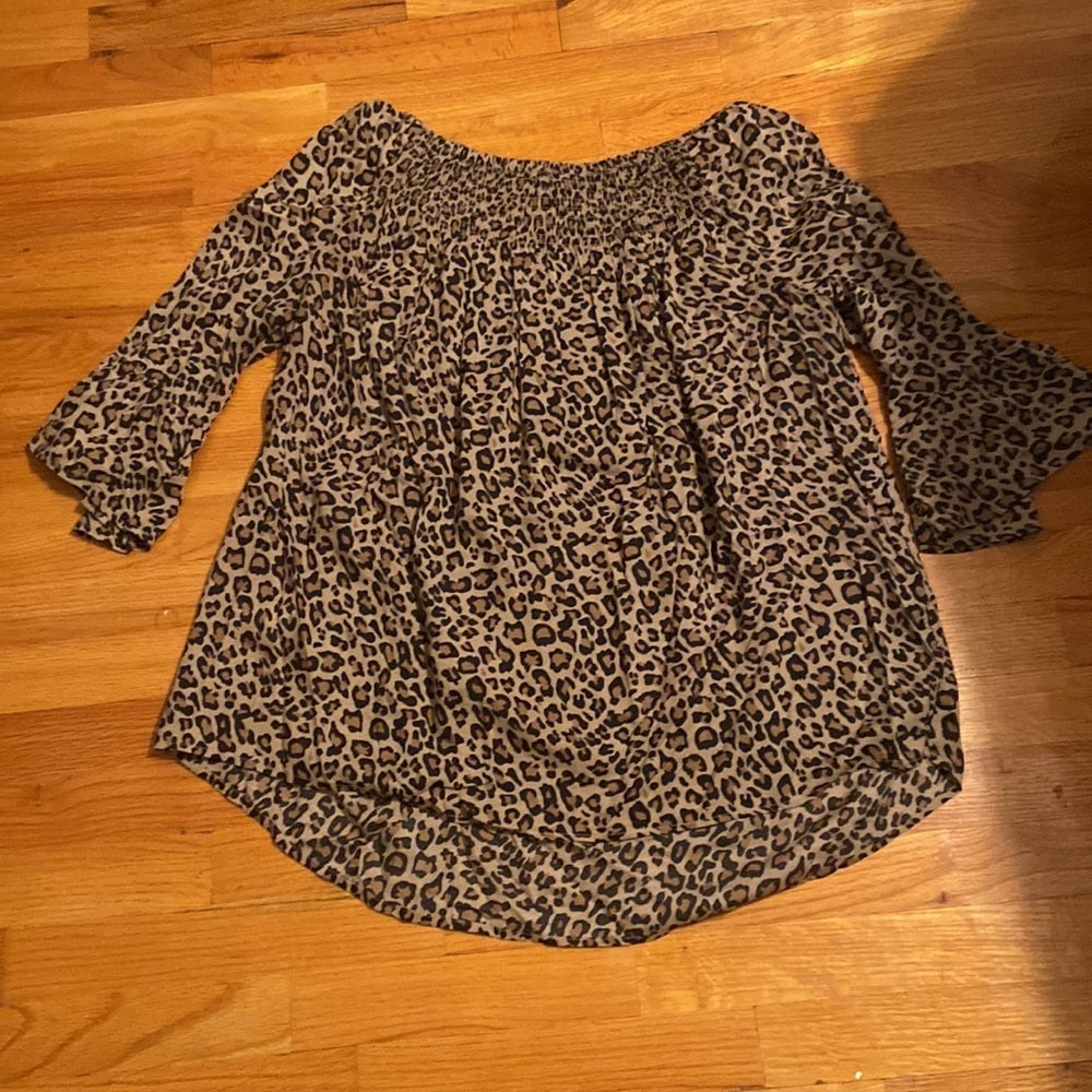 Women’s beachlunch lounge top. Leopard print. Size L