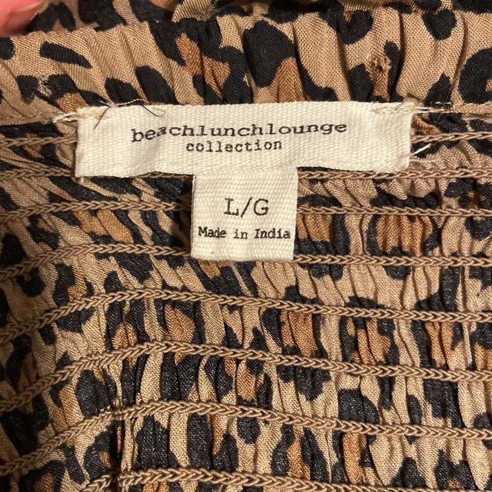 Women’s beachlunch lounge top. Leopard print. Size L