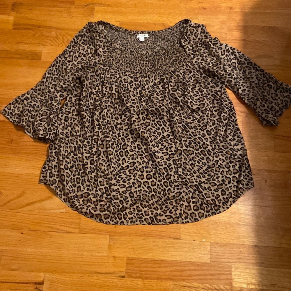 Women’s beachlunch lounge top. Leopard print. Size L