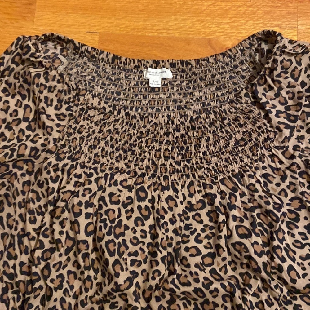 Women’s beachlunch lounge top. Leopard print. Size L