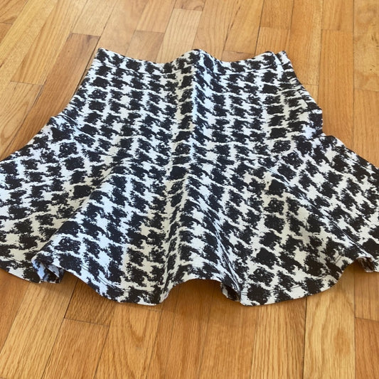 Women’s Parker skirt. Black and white. Size 6