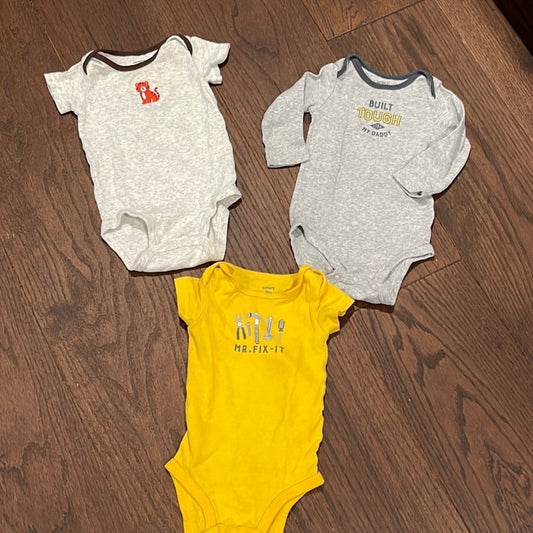 CARTERS Bundle of 3 Boys Onsies Size 9M months