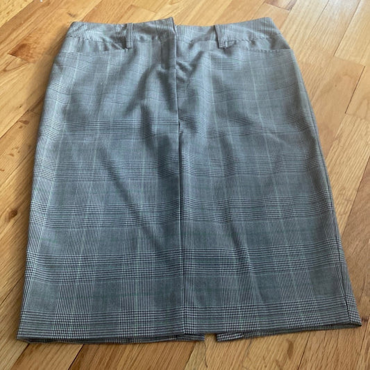 Women’s jesa & jonnie skirt. Grey plaid. Size 3/Largee