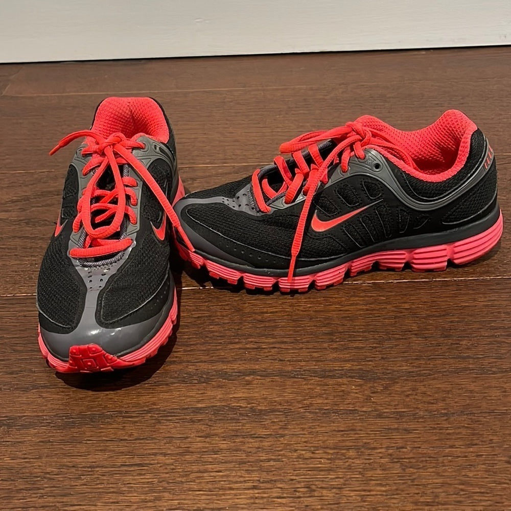 Nike Women’s Black and Red Sneakers Size 6