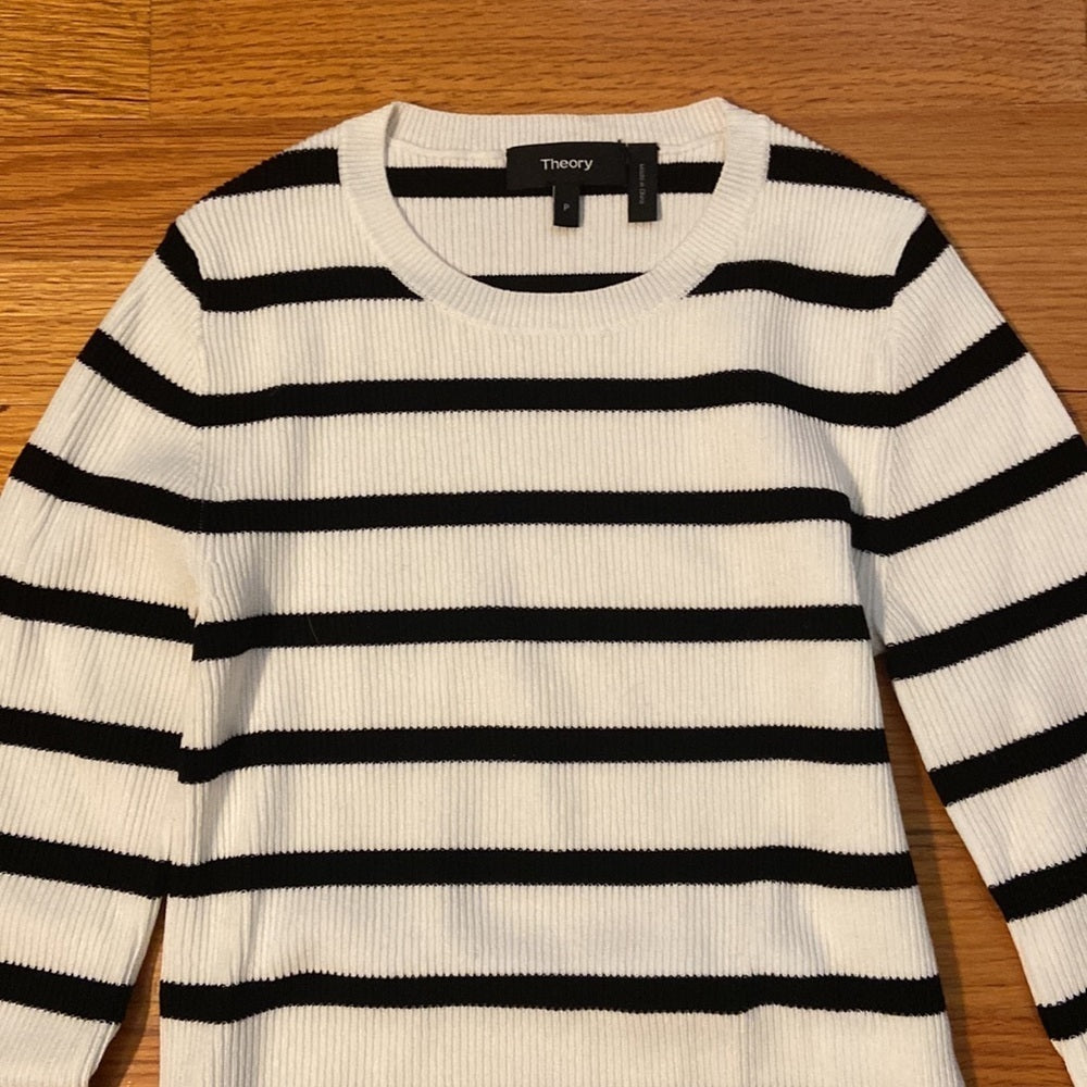 Women’s Theory long sleeved top. Black/white. Size P