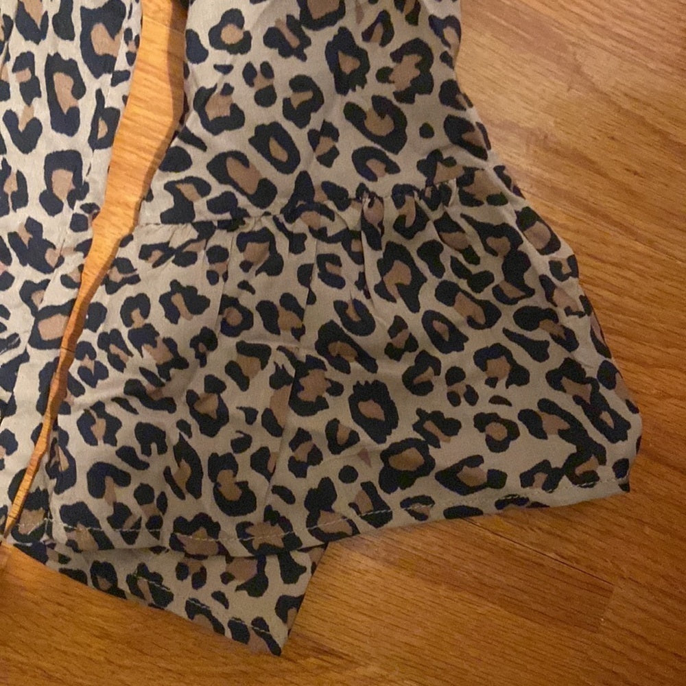 Women’s beachlunch lounge top. Leopard print. Size L