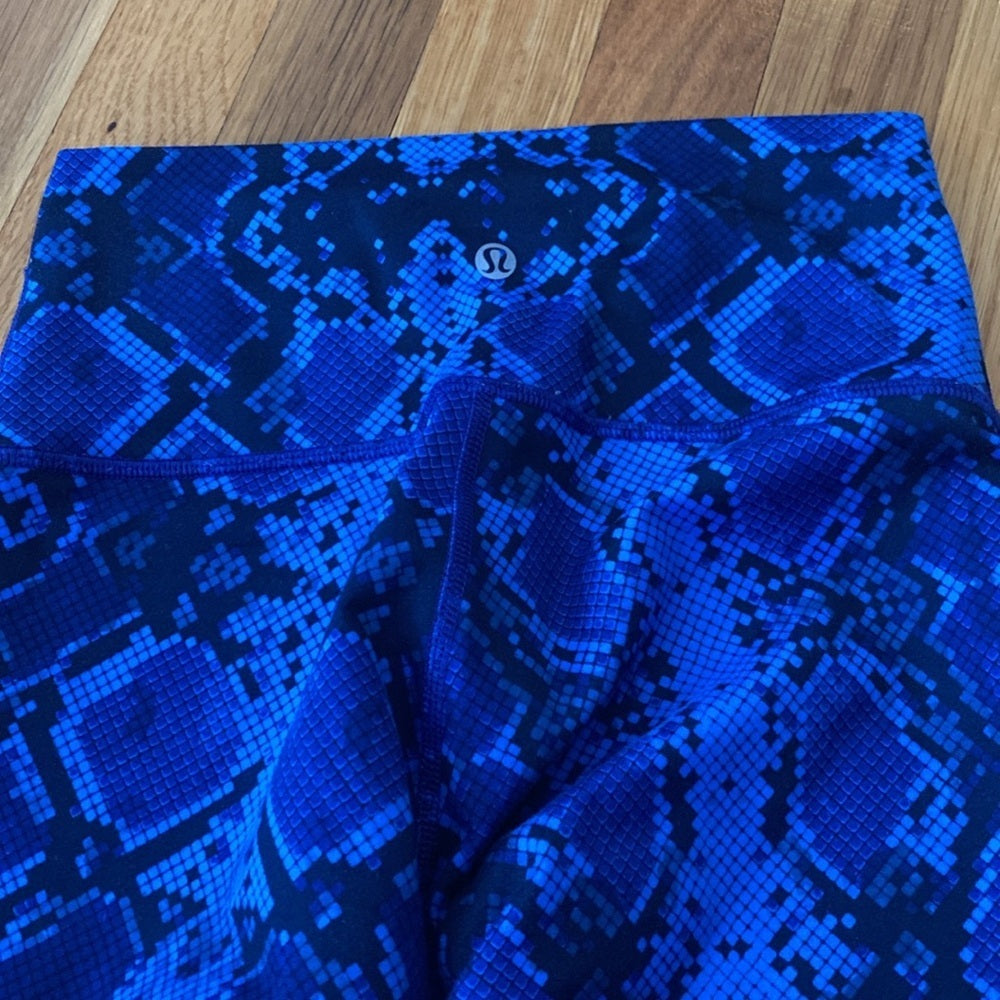 Lululemon Women’s Blue Snakeskin Leggings Size 4