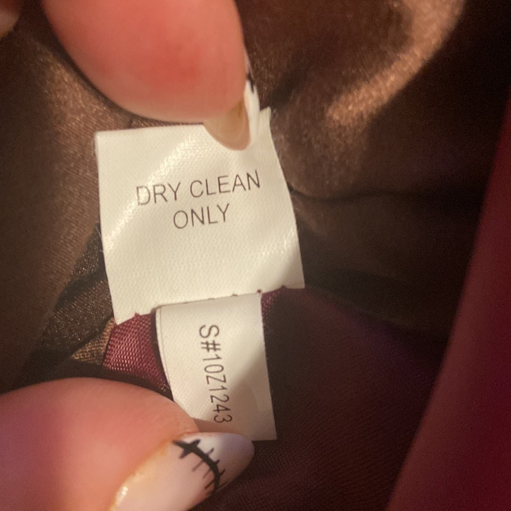 WOMEN’S Hartly skirt suit. Burgundy jacket with skirt