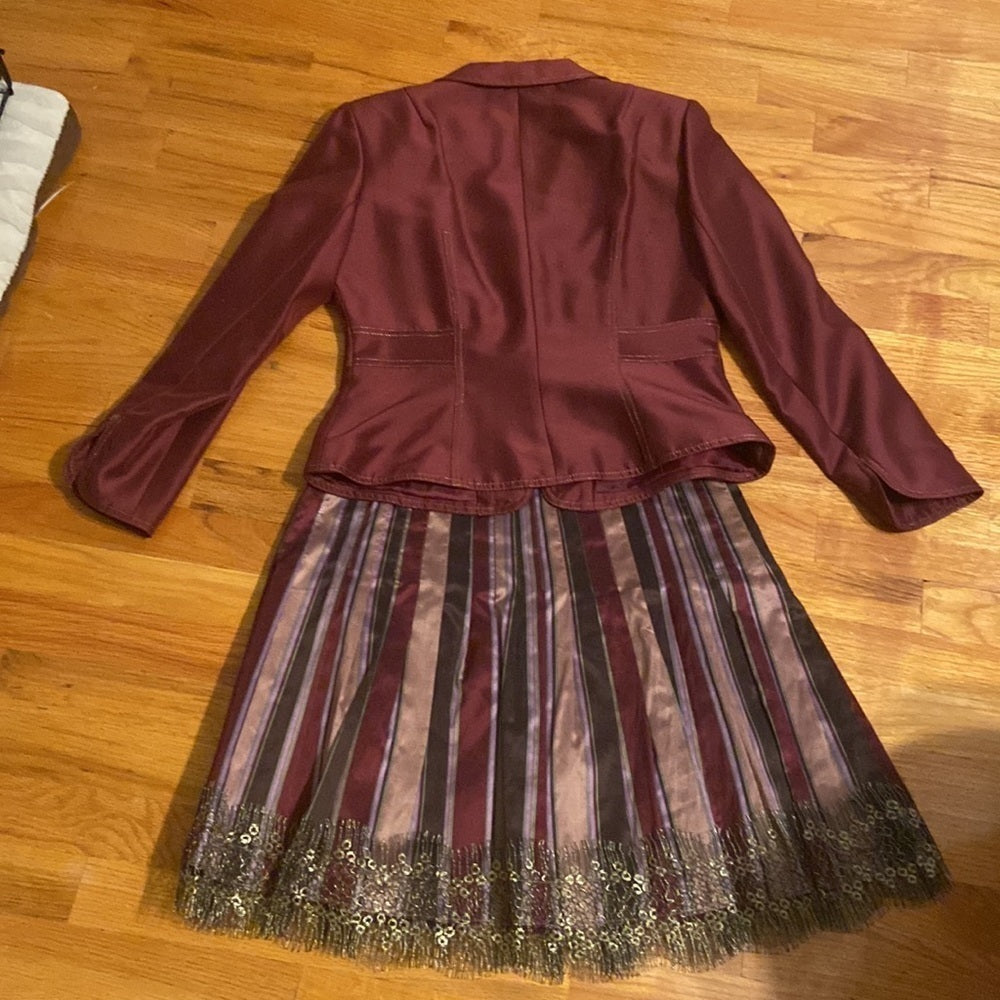 WOMEN’S Hartly skirt suit. Burgundy jacket with skirt