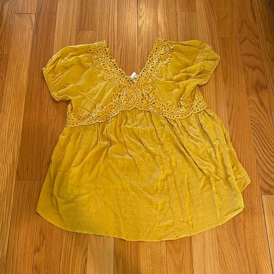 NWT Women’s Yellow Top Size 1X