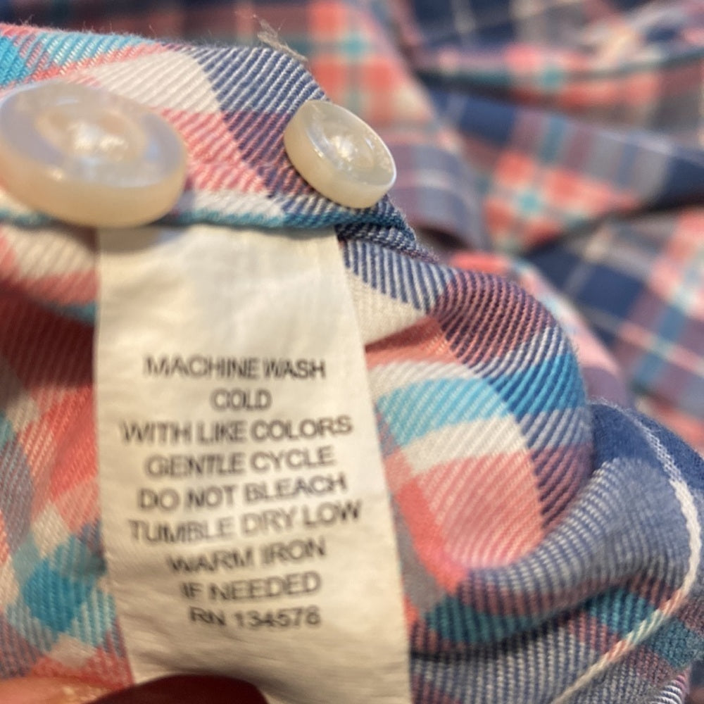 Men’s Vineyard Vines button down shirt. Blue and Pink. Size L