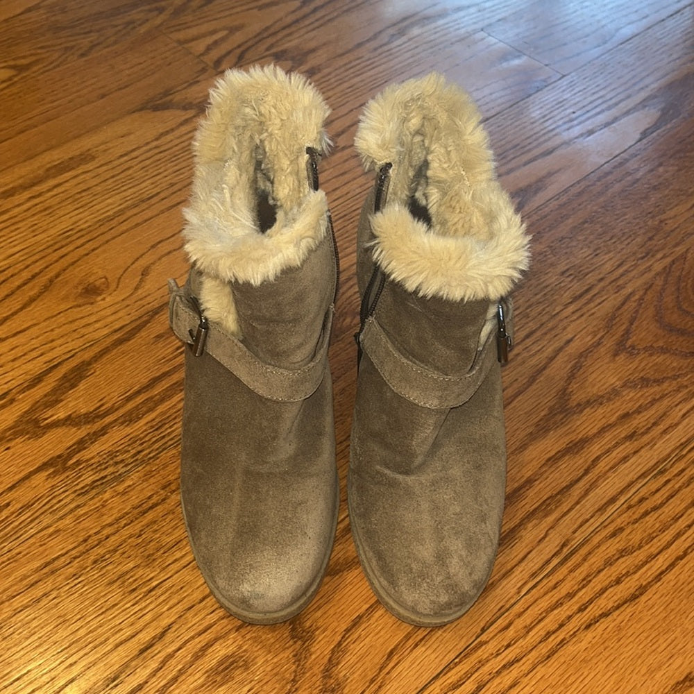 Aquatalia Woman’s Taupe Fur Lined Wedge Booties Size 8