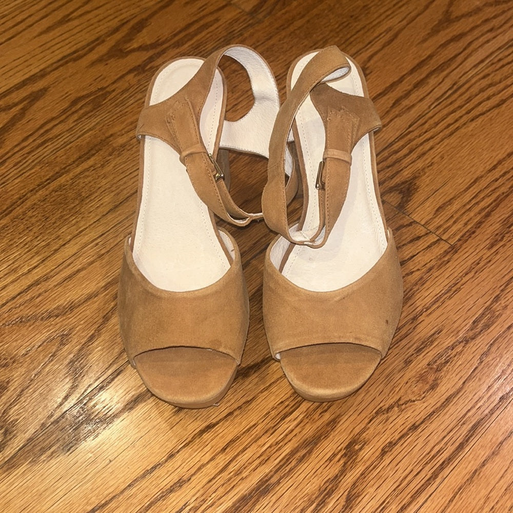 Barney’s New York Woman’s Tan Heels Size 9B