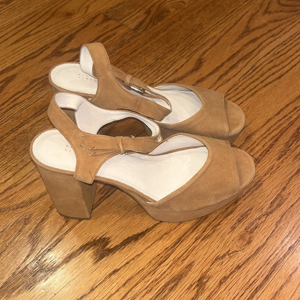 Barney’s New York Woman’s Tan Heels Size 9B