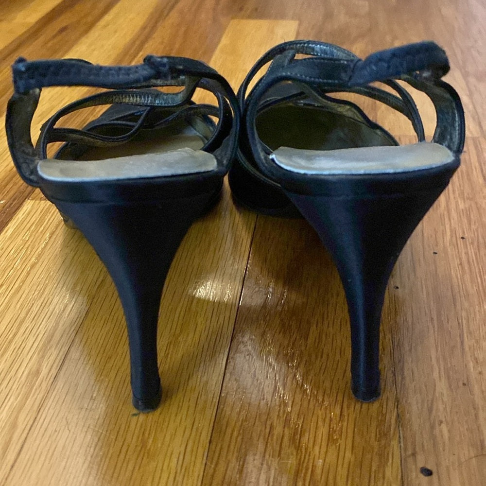 Petra Women’s Black Pointed Toe Heels Size 7