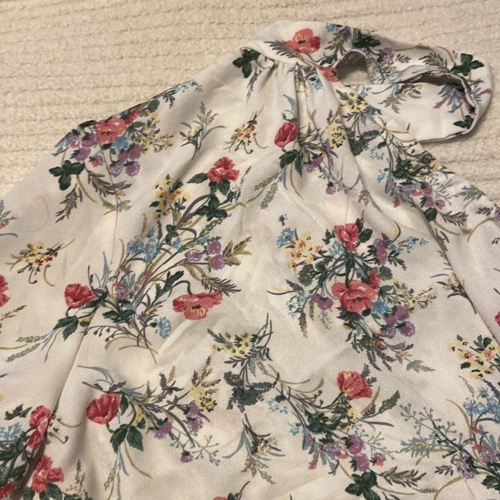 WOMEN’S We’re All Pretty Girls top. White with floral. Size M