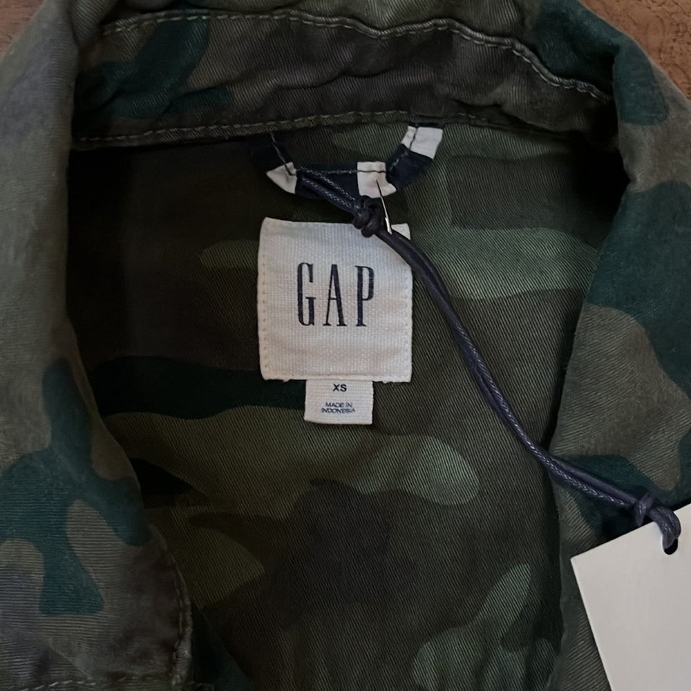 NWT Gap Women’s Camo Denim Jacket with Black and White Accents Size XS