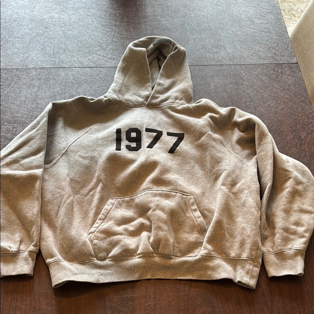 Essentials 1977 Gray Hoodie Sweater Men’s Medium