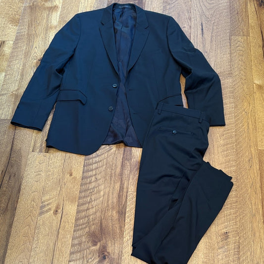 Hugo Boss Men’s Black Super 100 Suit 42L