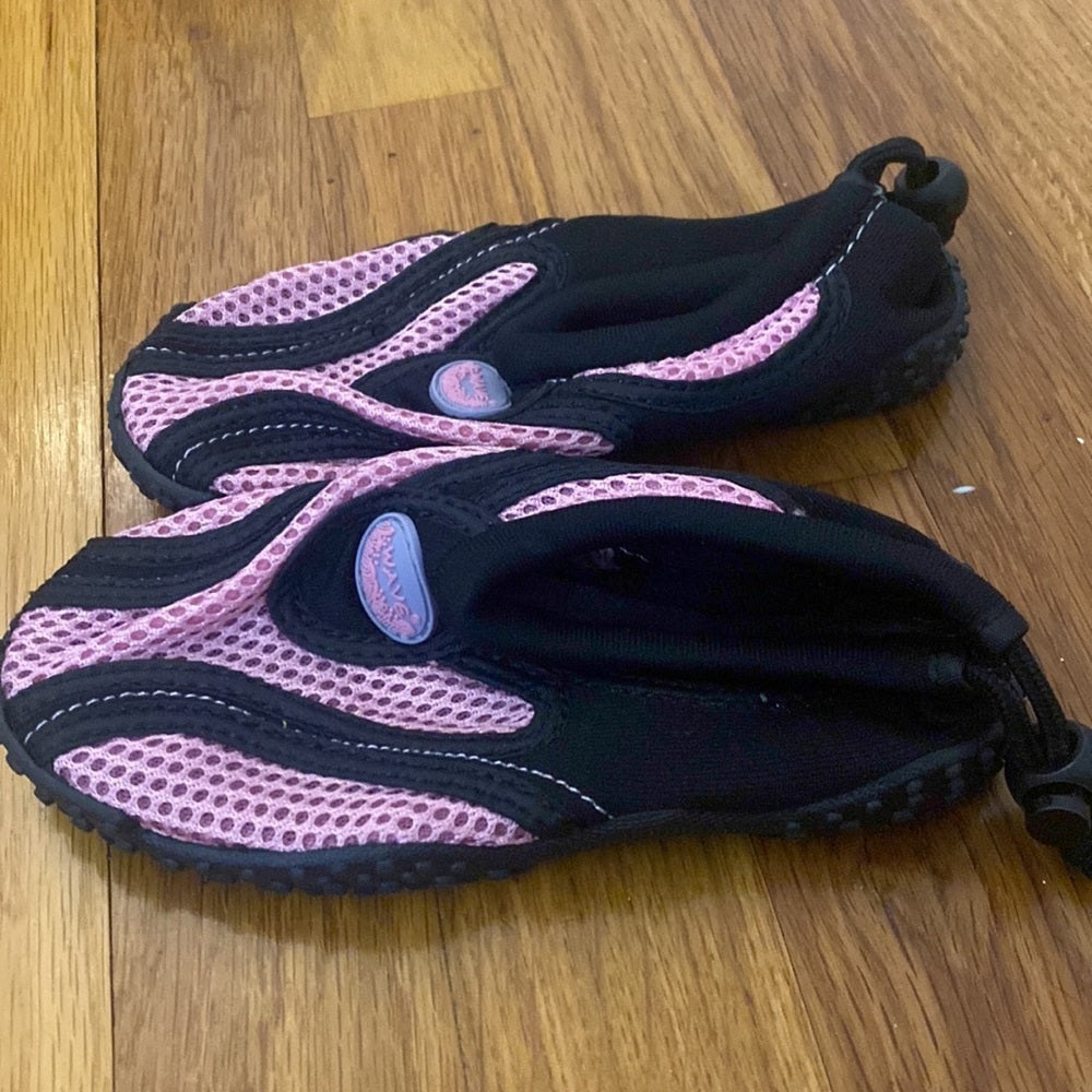 Wave Girl’s Pink And Black Water Shoes Size 11