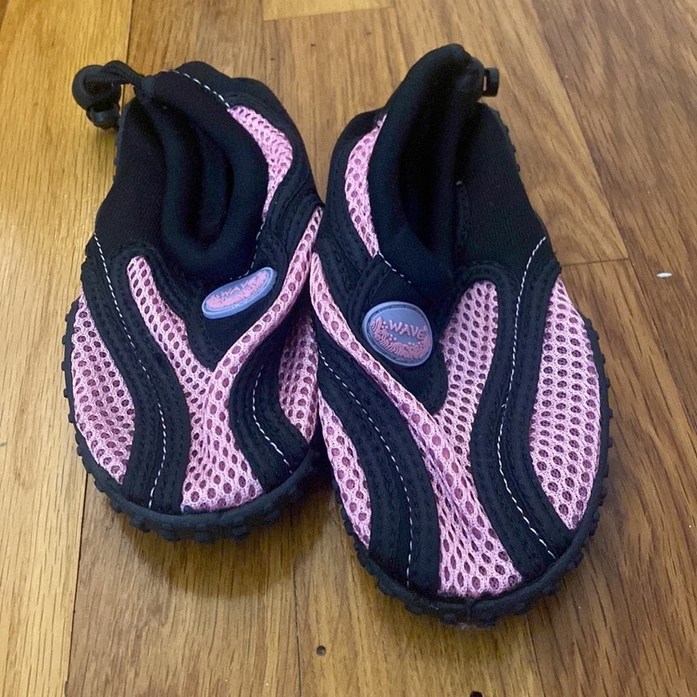 Wave Girl’s Pink And Black Water Shoes Size 11