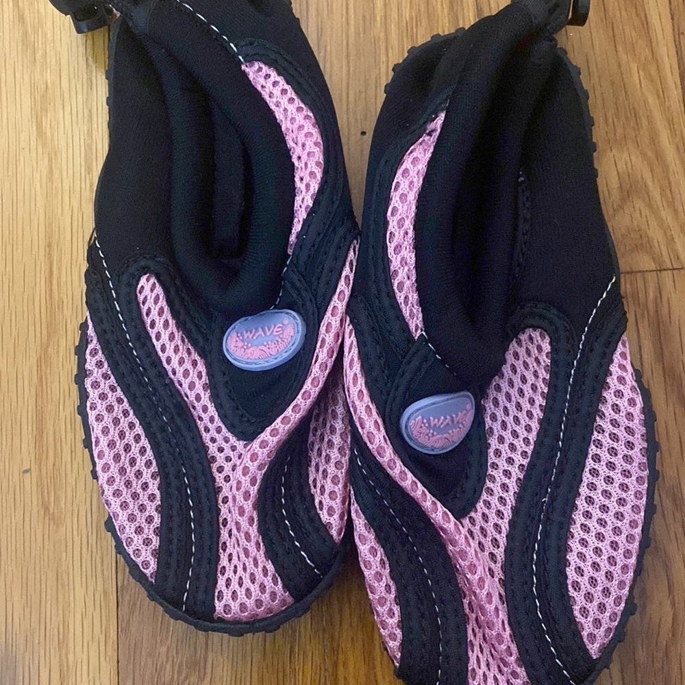 Wave Girl’s Pink And Black Water Shoes Size 11