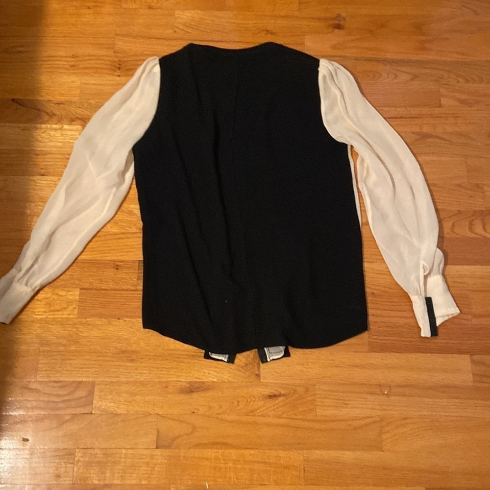 Women’s Diane vonFustenberg long sleeved top.  Black and cream. Size 6