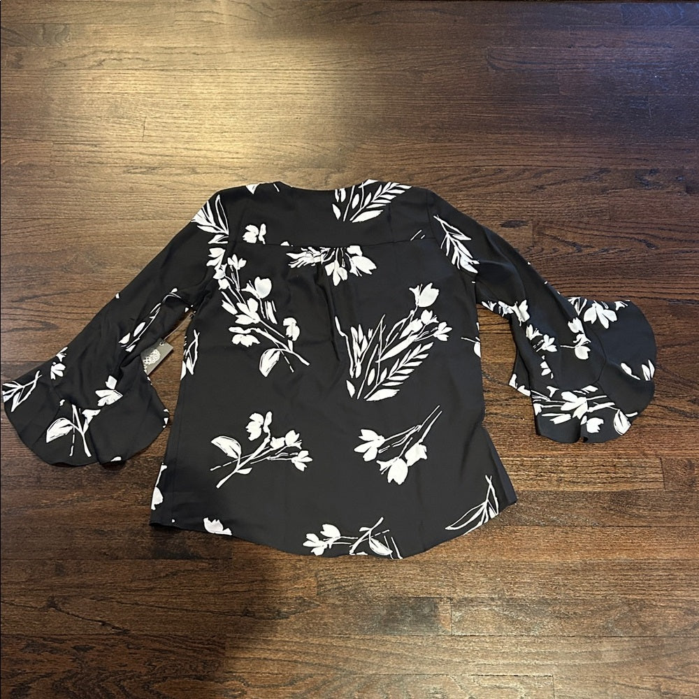 NWT Vince Camuto Women’s Floral Black and White  Blouse Size Medium