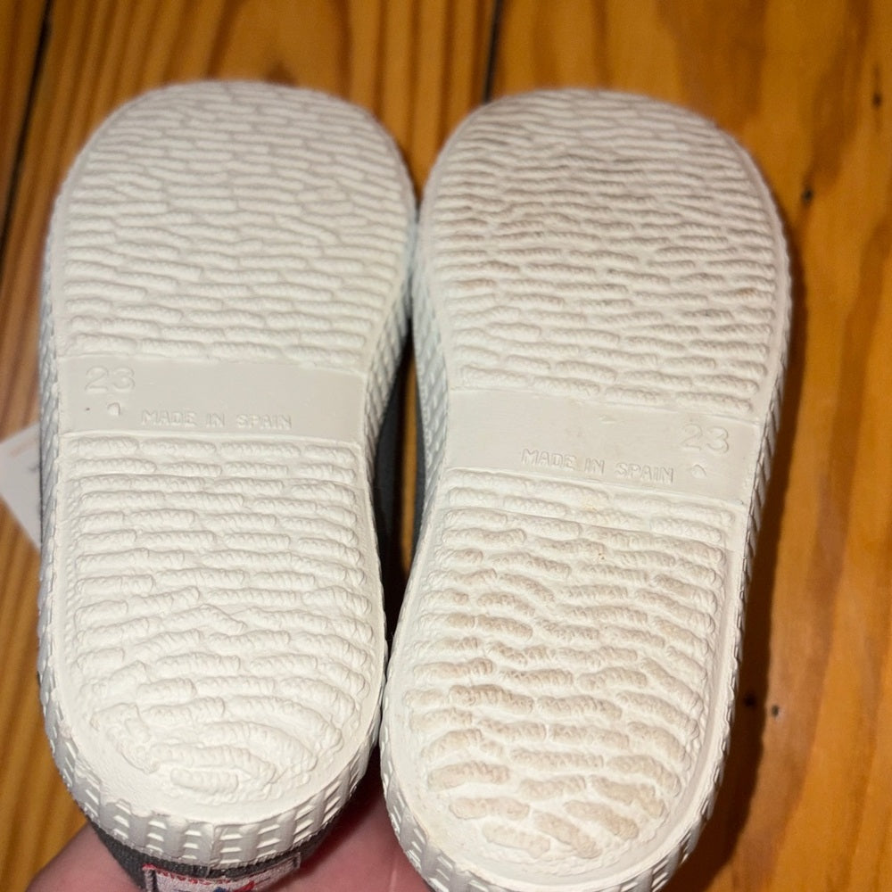NWT Cienta Girl’s Grey Sneakers Size 22/6