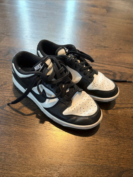 Nike Men’s Low-Top Sneakers in Black and White Size 7