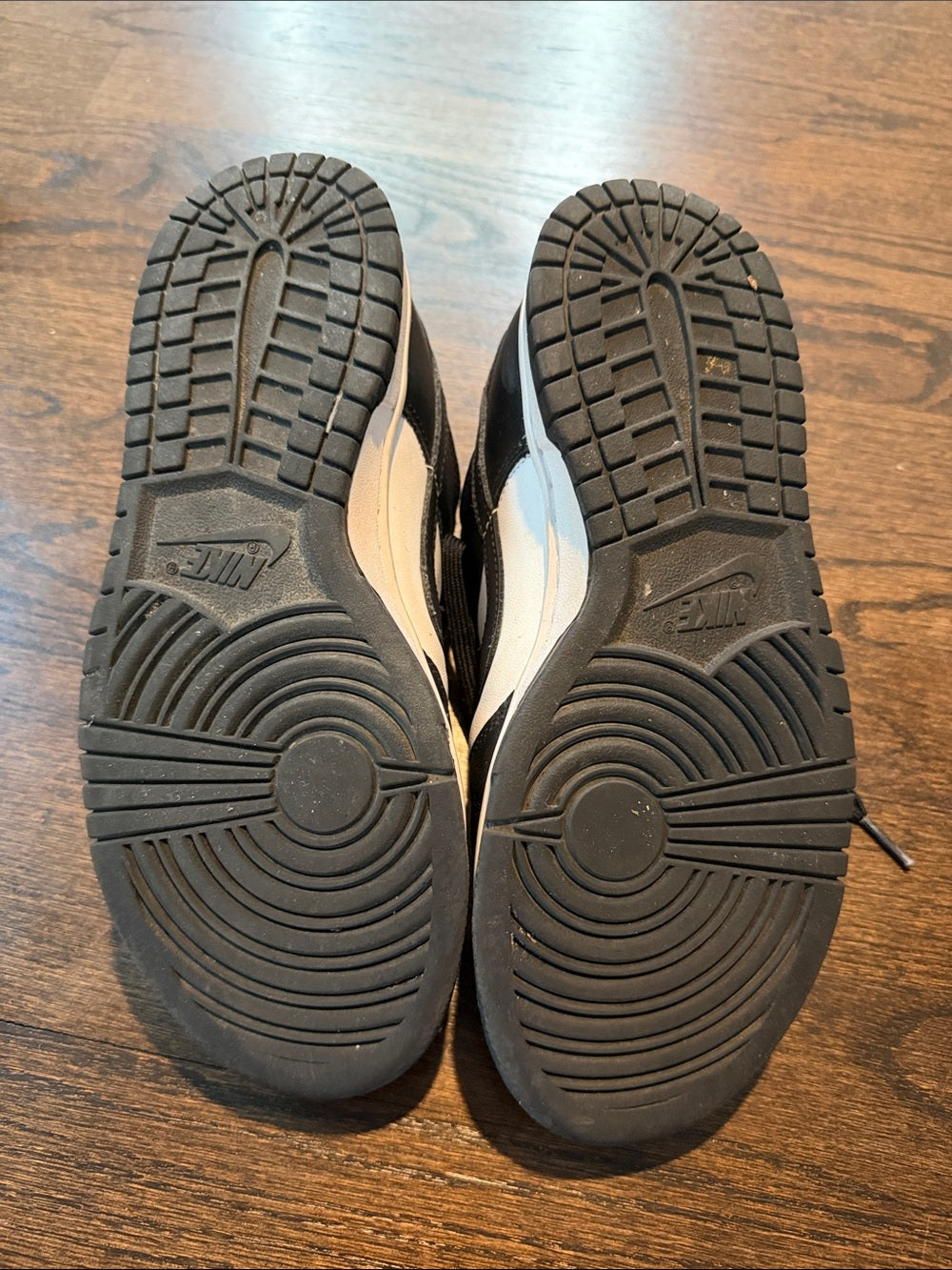 Nike Men’s Low-Top Sneakers in Black and White Size 7
