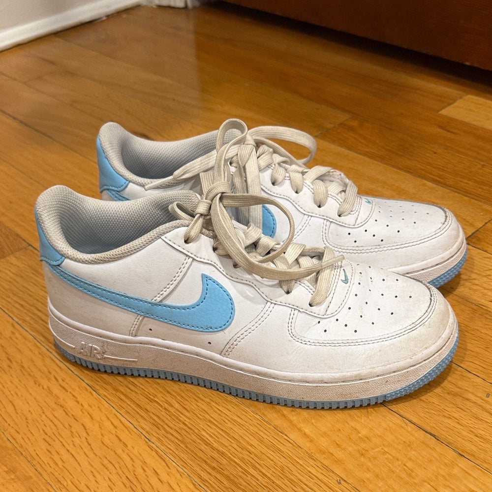 Nike Kids White and Light Blue Sneakers Size 5.5