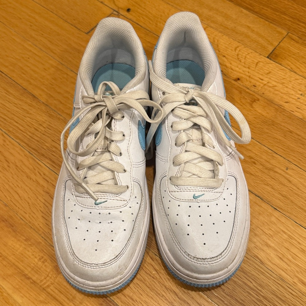 Nike Kids White and Light Blue Sneakers Size 5.5
