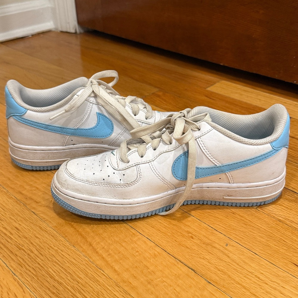 Nike Kids White and Light Blue Sneakers Size 5.5