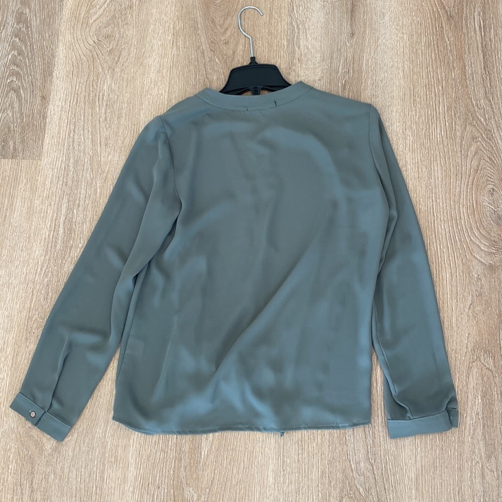 NWT Krisa Women’s Green V-Neck Blouse Size S