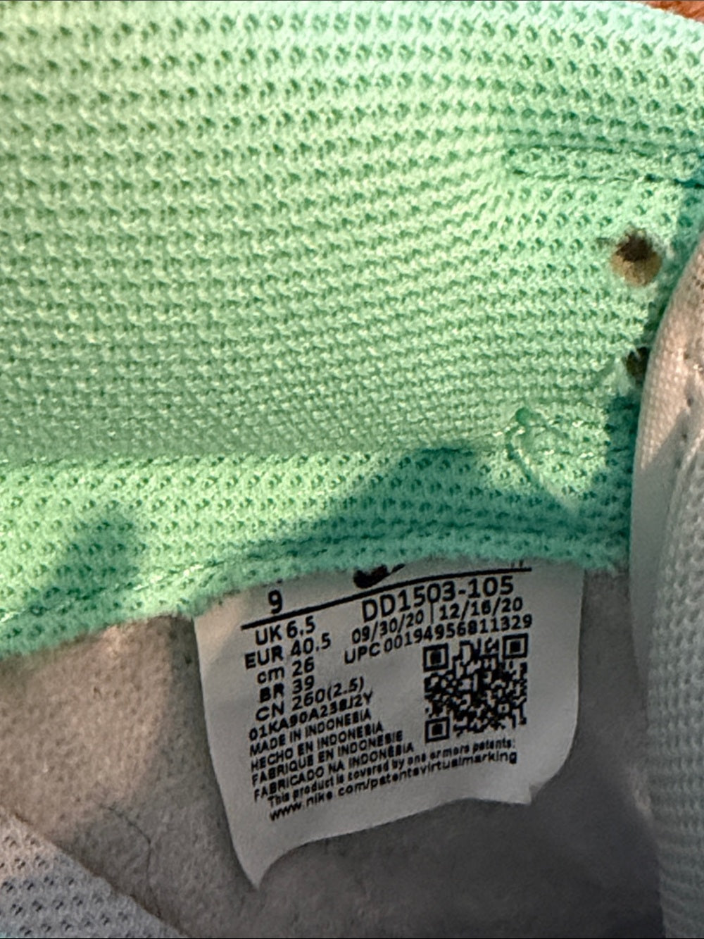 Nike Low-Top Sneakers in White and Mint Green Size 9