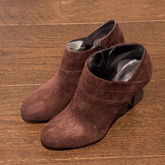 NWT Via Spiga Women’s Burgundy Suede Ankle Booties Size 9