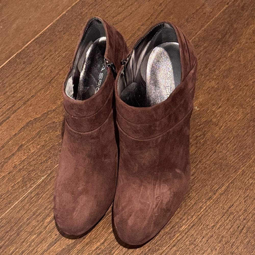 NWT Via Spiga Women’s Burgundy Suede Ankle Booties Size 9