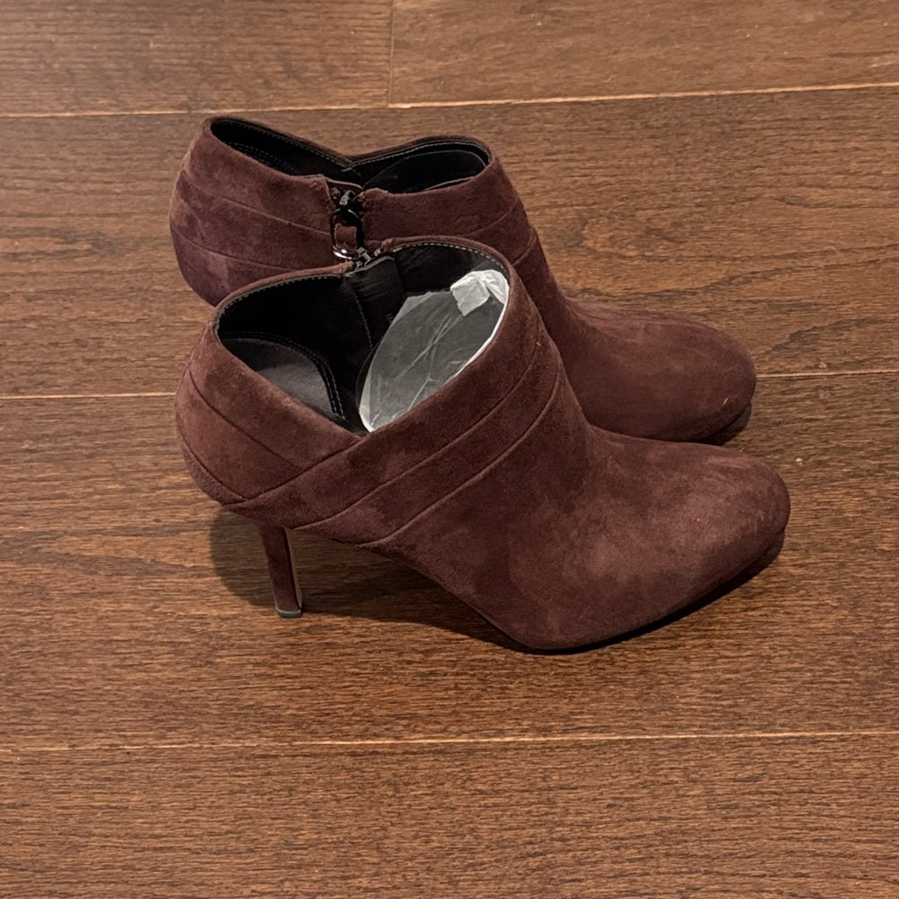 NWT Via Spiga Women’s Burgundy Suede Ankle Booties Size 9