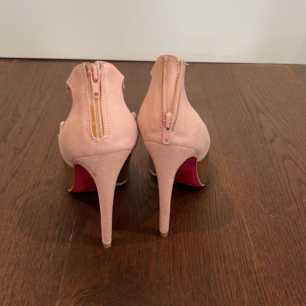 SIGNATURE Heeled Pink Shoes Size 8.5