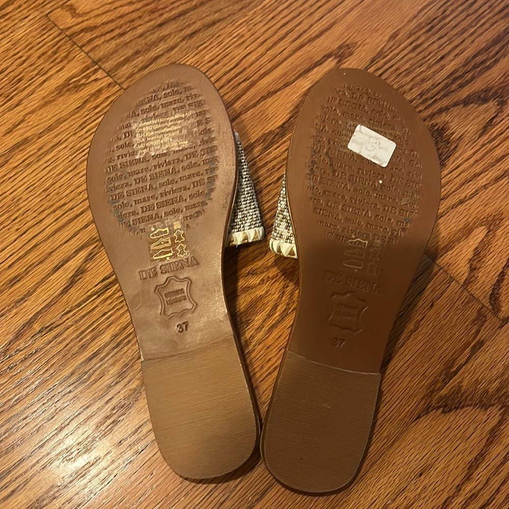 De Siena Woman’s Gold Capri Flat Sandals Size 37
