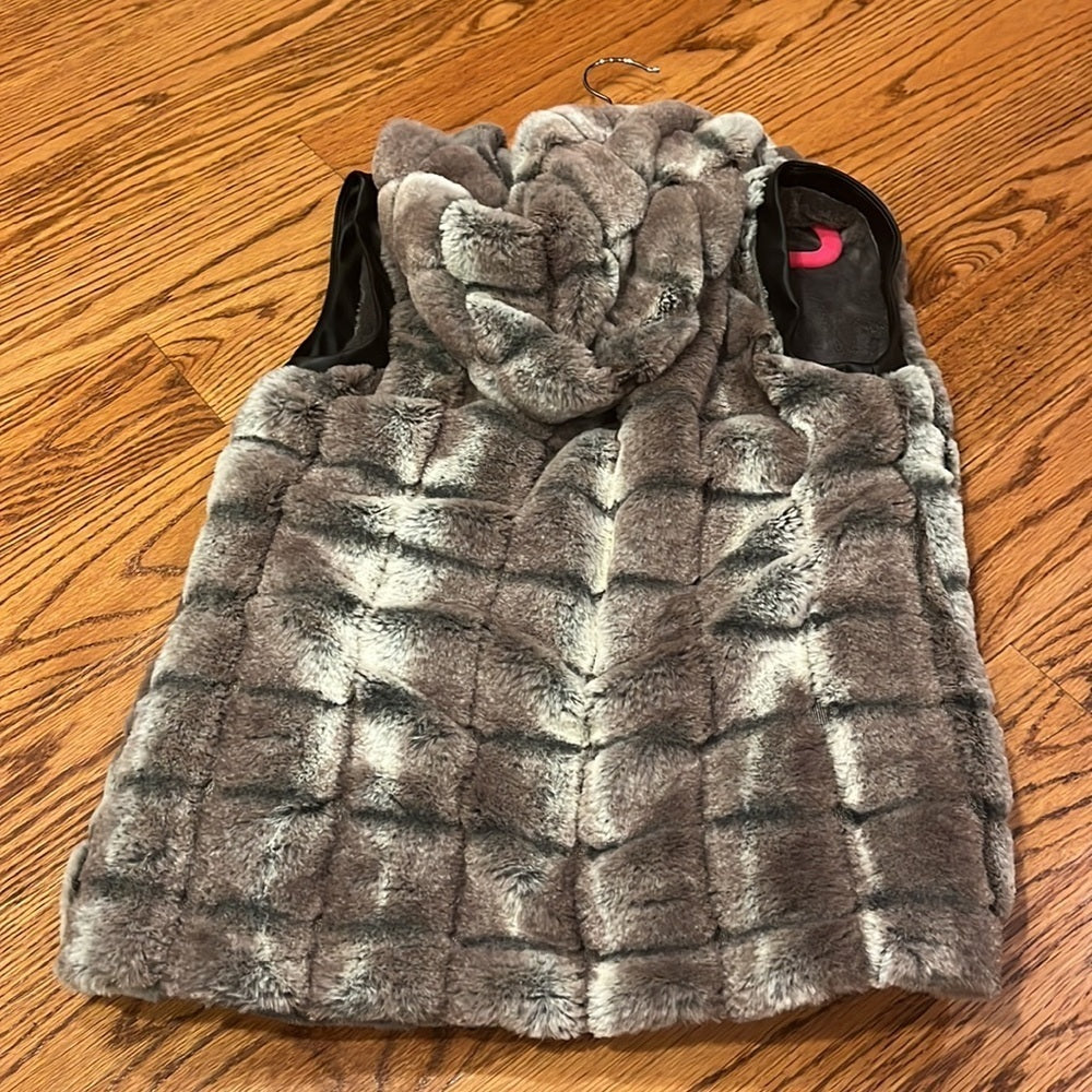 NWT American Widgeon Girl’s Faux Fur Hooded Vest Size 12